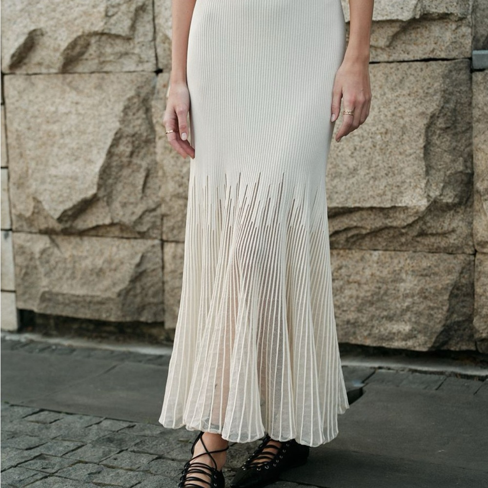 Commense Cream Sleeveless top with Pleated Skirt - Picture 4 of 6